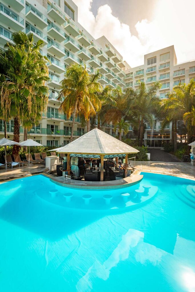 MB_Pool_Oasis_SwimUpBar_2024